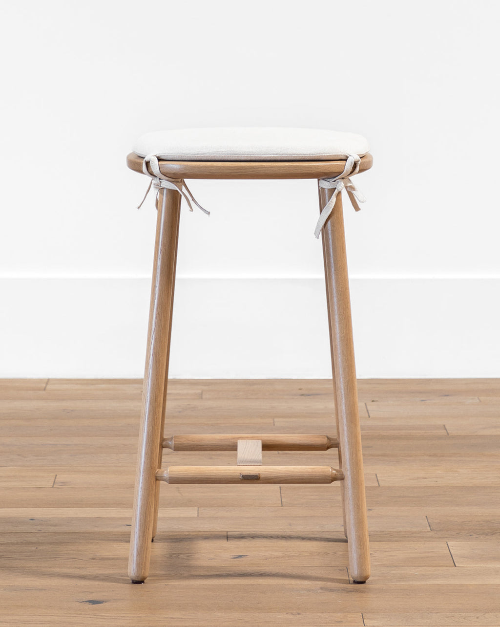 Tabouret de comptoir minimaliste en chêne massif blanc avec coussin neutre pour salle à manger