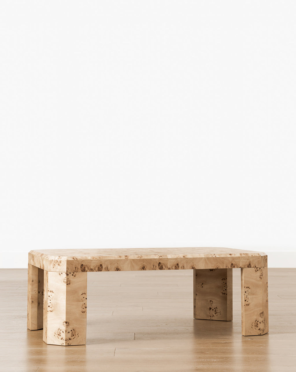 Table basse en bois de loupe organique avec grain naturel et construction géométrique pour salon
