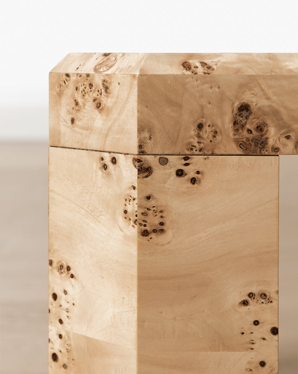 Table basse en bois de loupe organique avec grain naturel et construction géométrique pour salon
