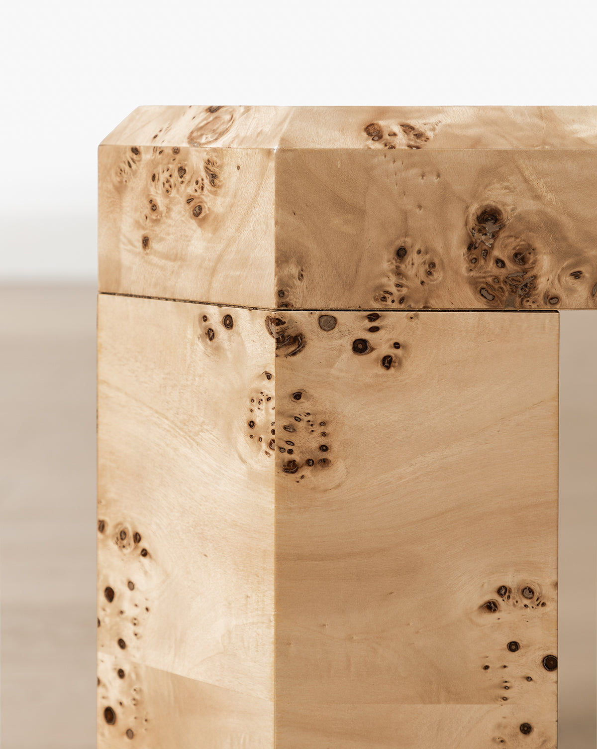 Table basse en bois de loupe organique avec grain naturel et construction géométrique pour salon