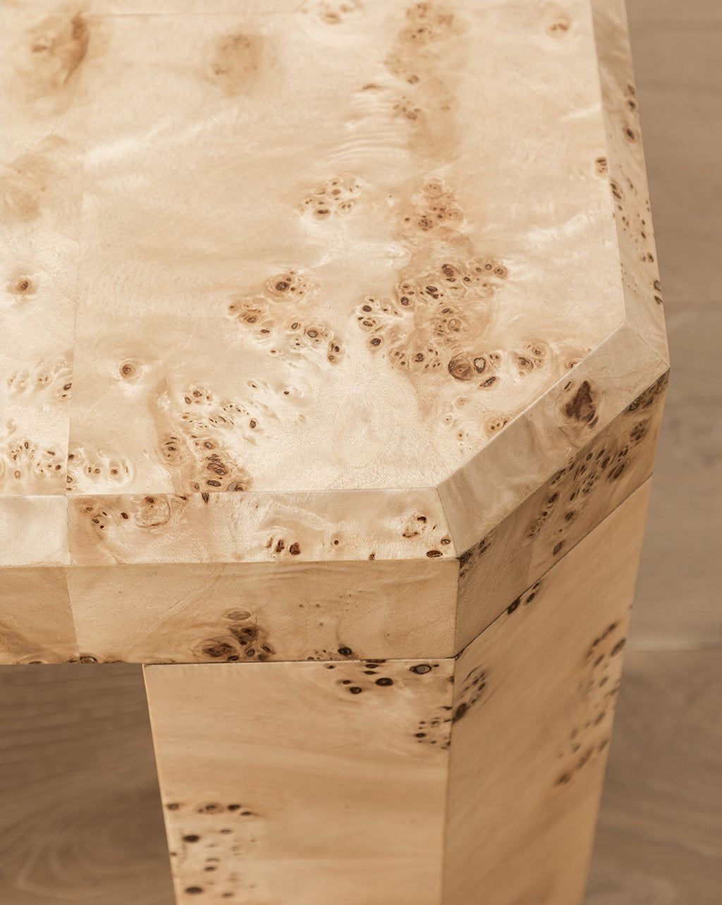 Table basse en bois de loupe organique avec grain naturel et construction géométrique pour salon