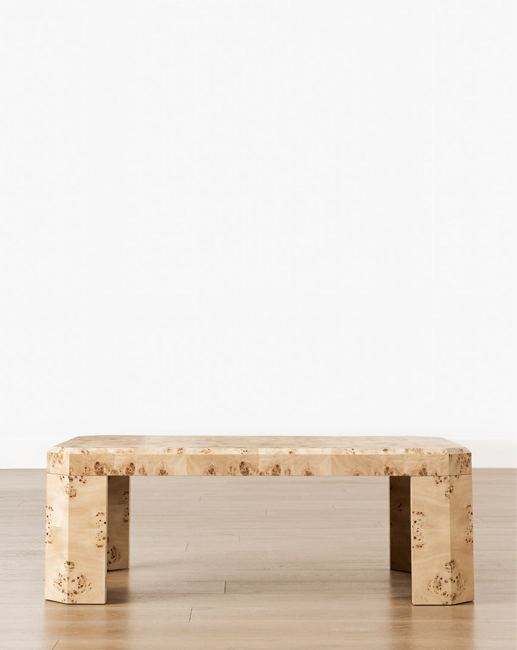Table basse en bois de loupe organique avec grain naturel et construction géométrique pour salon