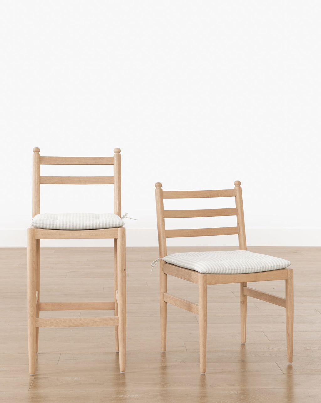 Tabouret de comptoir en chêne blanc naturel et lin avec coussin à nouer pour salle à manger