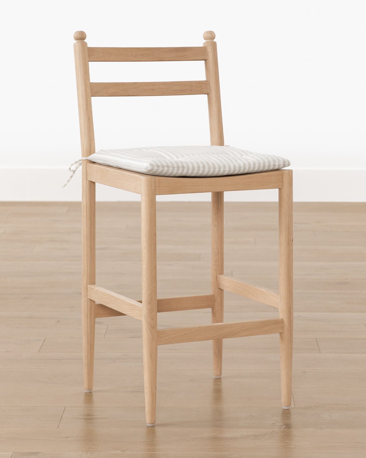 Tabouret de comptoir en chêne blanc naturel et lin avec coussin à nouer pour salle à manger