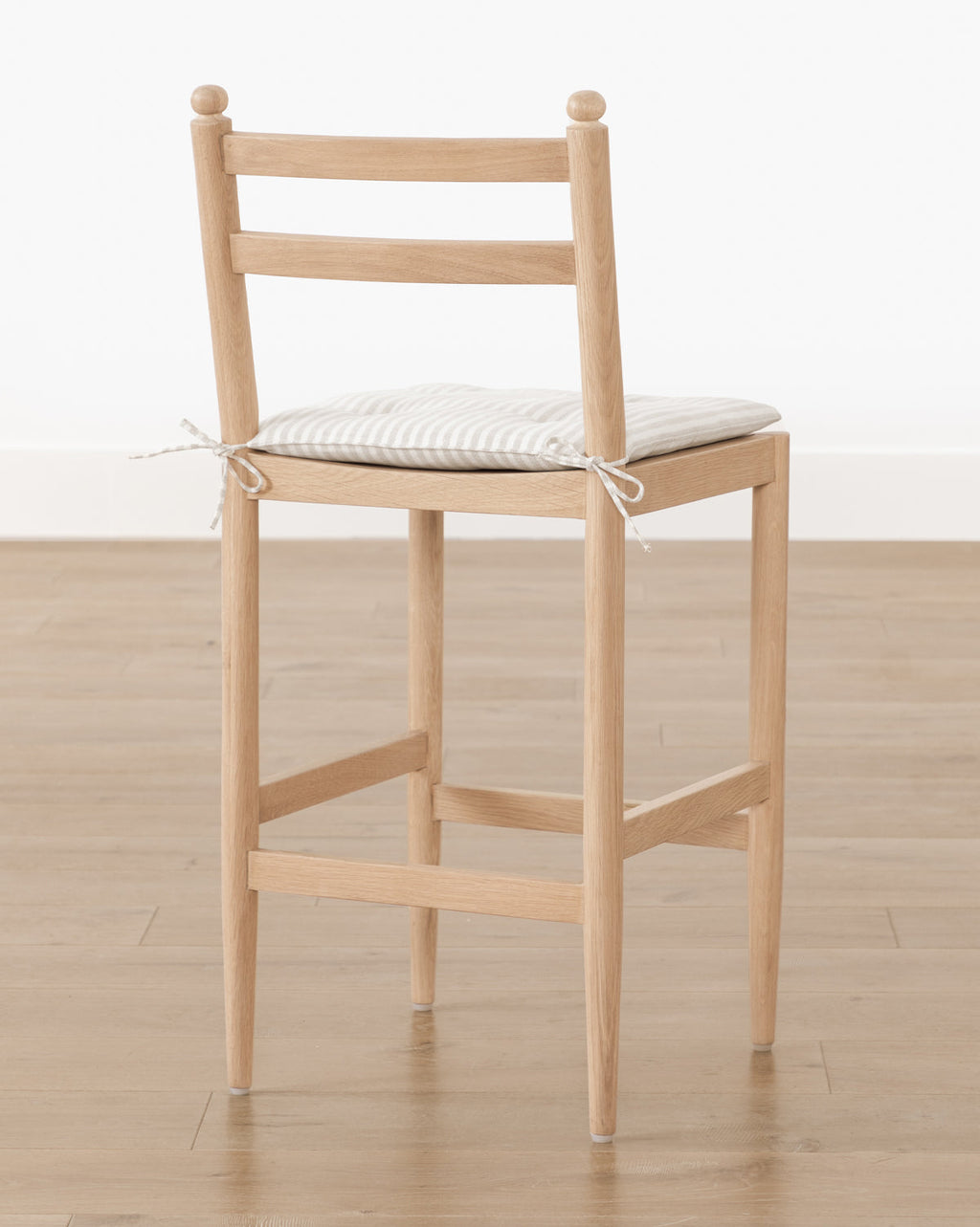 Tabouret de comptoir en chêne blanc naturel et lin avec coussin à nouer pour salle à manger