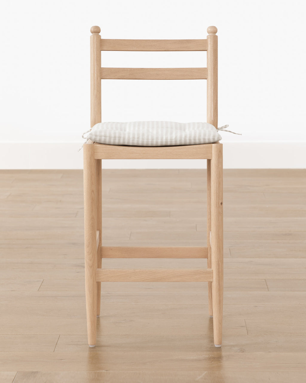 Tabouret de comptoir en chêne blanc naturel et lin avec coussin à nouer pour salle à manger
