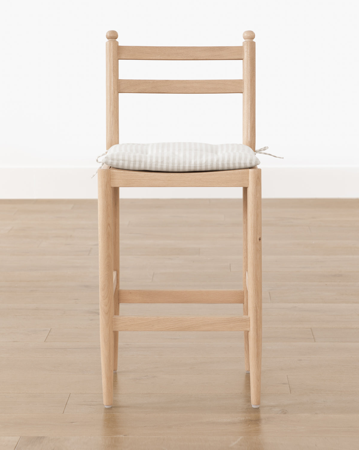 Tabouret de comptoir en chêne blanc naturel et lin avec coussin à nouer pour salle à manger