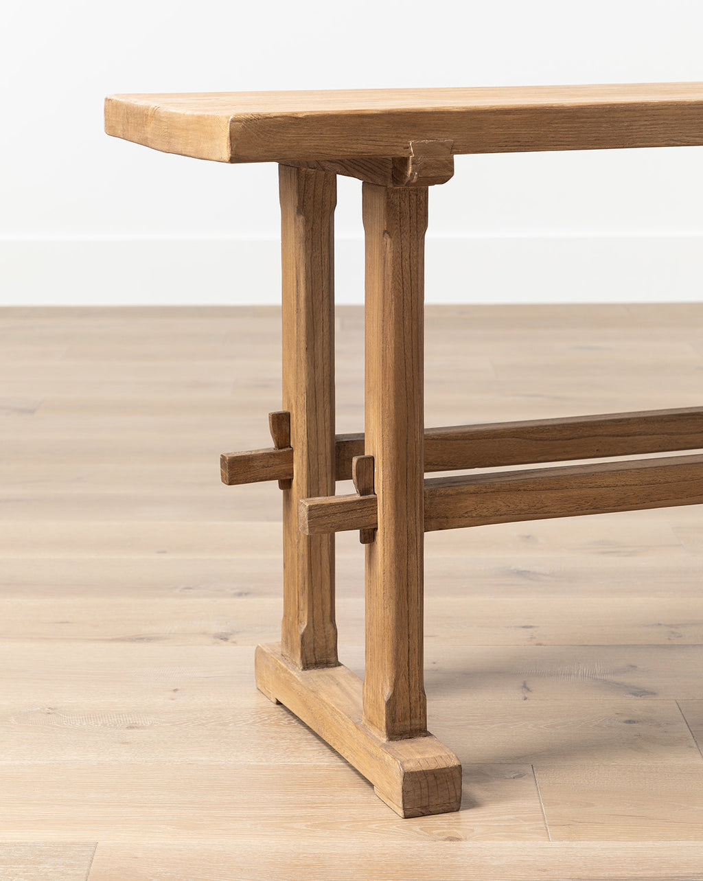 Console en bois rustique avec finition naturelle pour salon