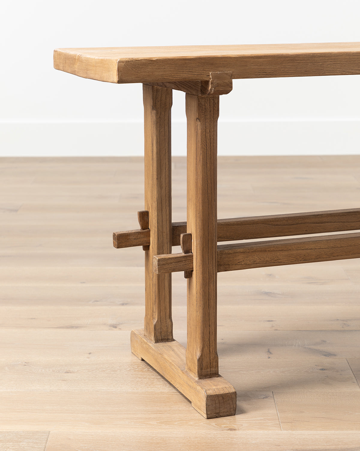 Console en bois rustique avec finition naturelle pour salon