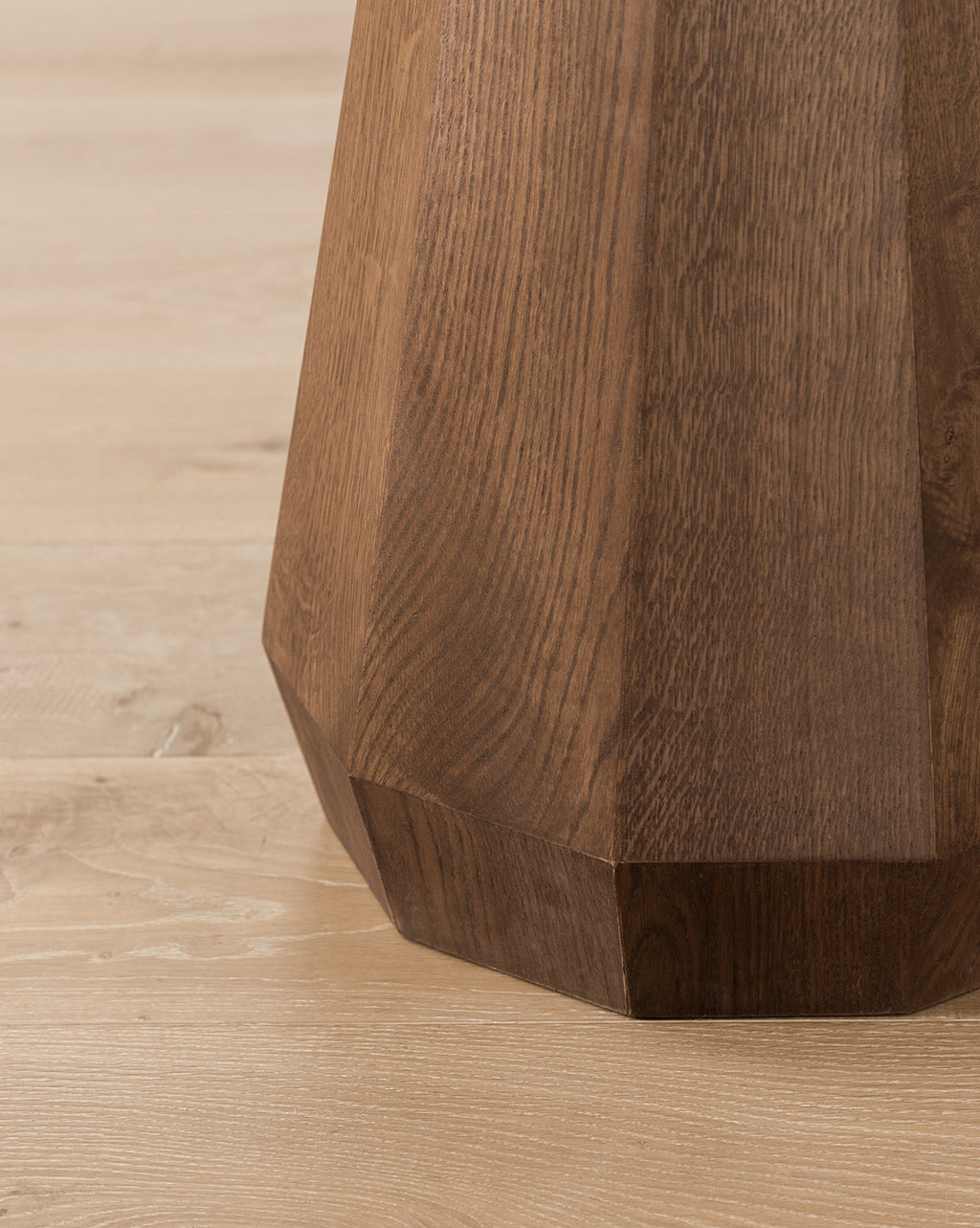 Table d'appoint moderne en bois au design minimaliste pour salon