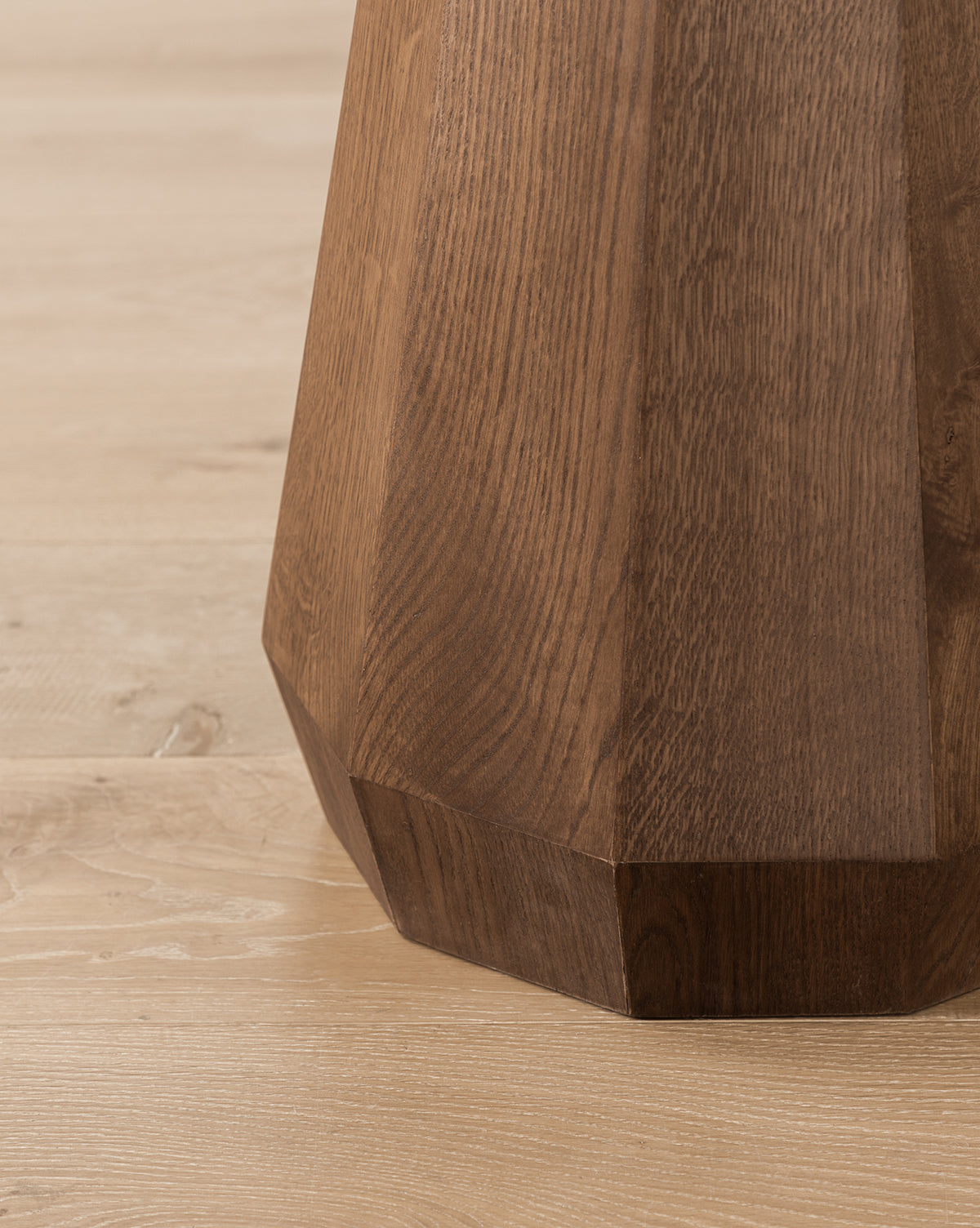 Table d'appoint moderne en bois au design minimaliste pour salon