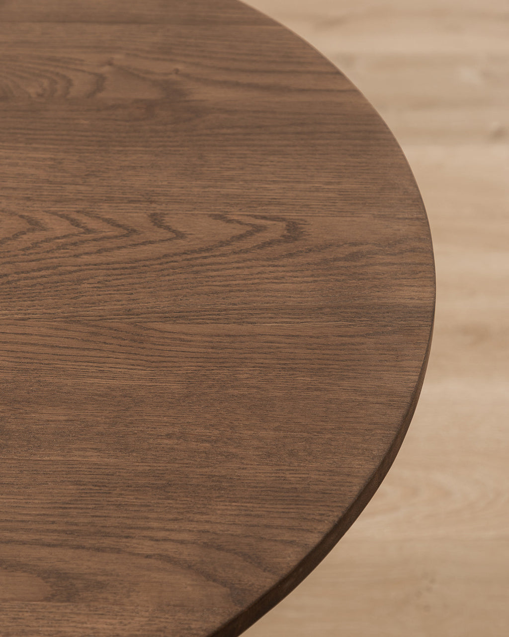 Table d'appoint moderne en bois au design minimaliste pour salon