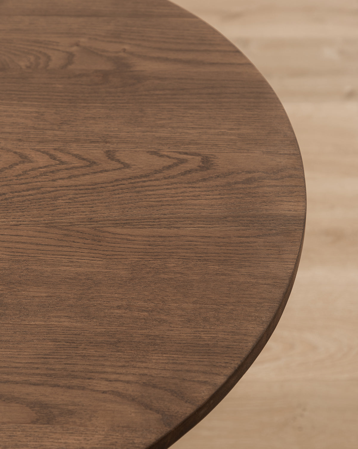 Table d'appoint moderne en bois au design minimaliste pour salon