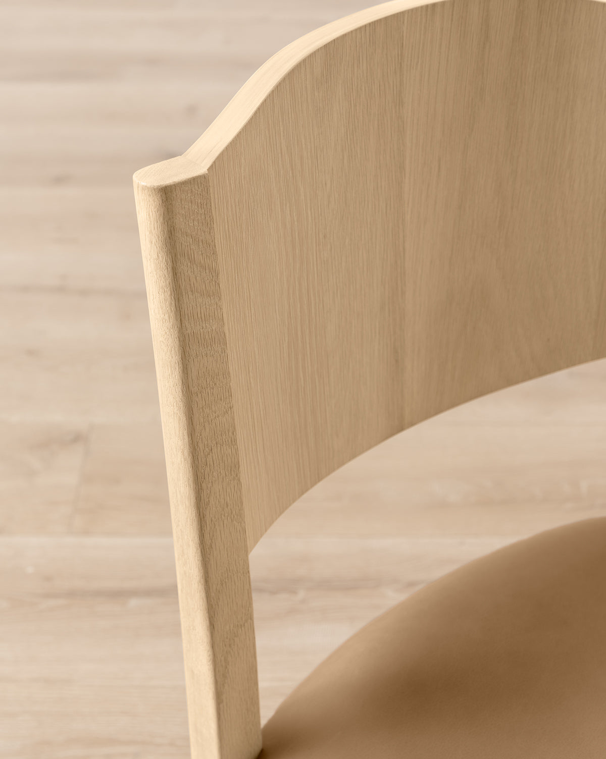 Tabouret de comptoir moderne en chêne blanc avec détails incurvés et revêtement performant pour salle à manger