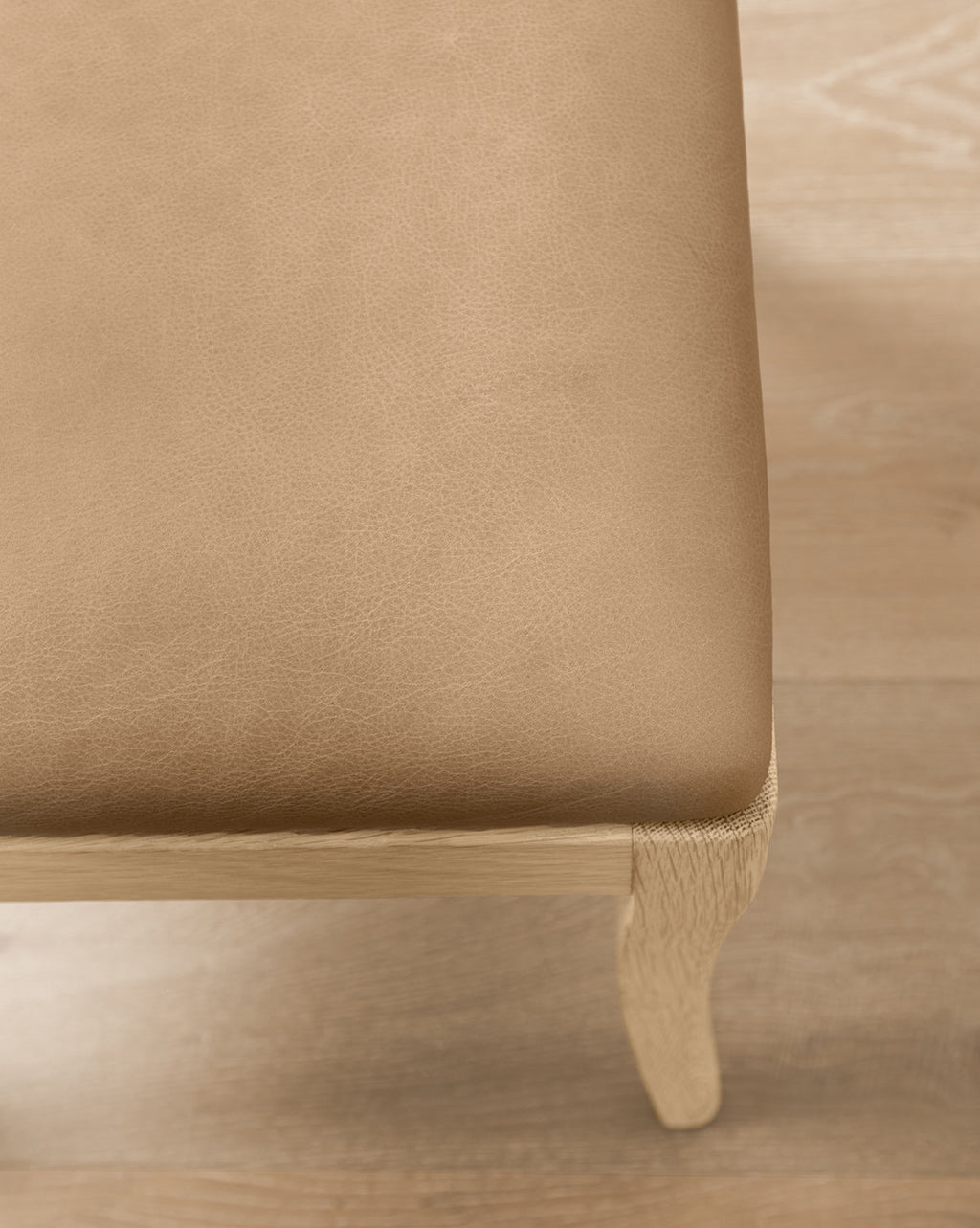 Tabouret de comptoir moderne en chêne blanc avec détails incurvés et revêtement performant pour salle à manger