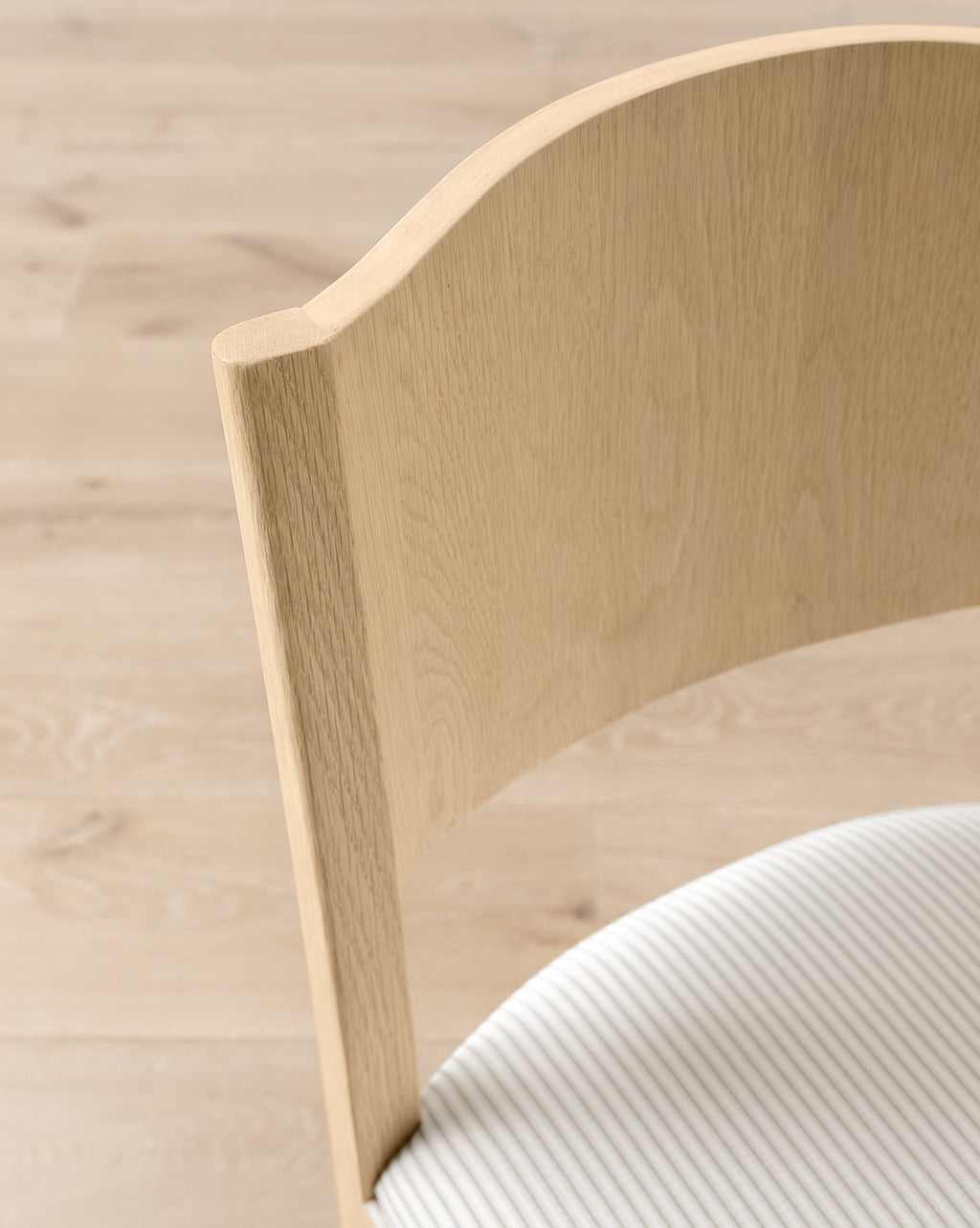 Tabouret de comptoir moderne en chêne blanc avec détails incurvés et revêtement performant pour salle à manger
