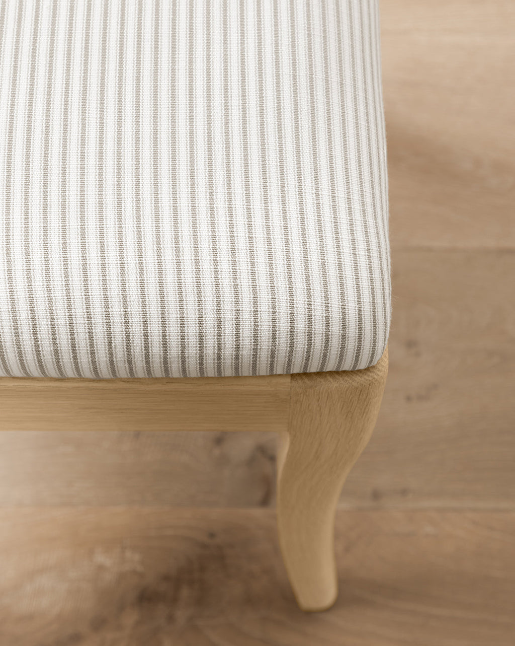 Tabouret de comptoir moderne en chêne blanc avec détails incurvés et revêtement performant pour salle à manger