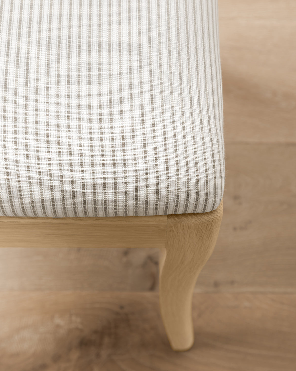Tabouret de comptoir moderne en chêne blanc avec détails incurvés et revêtement performant pour salle à manger