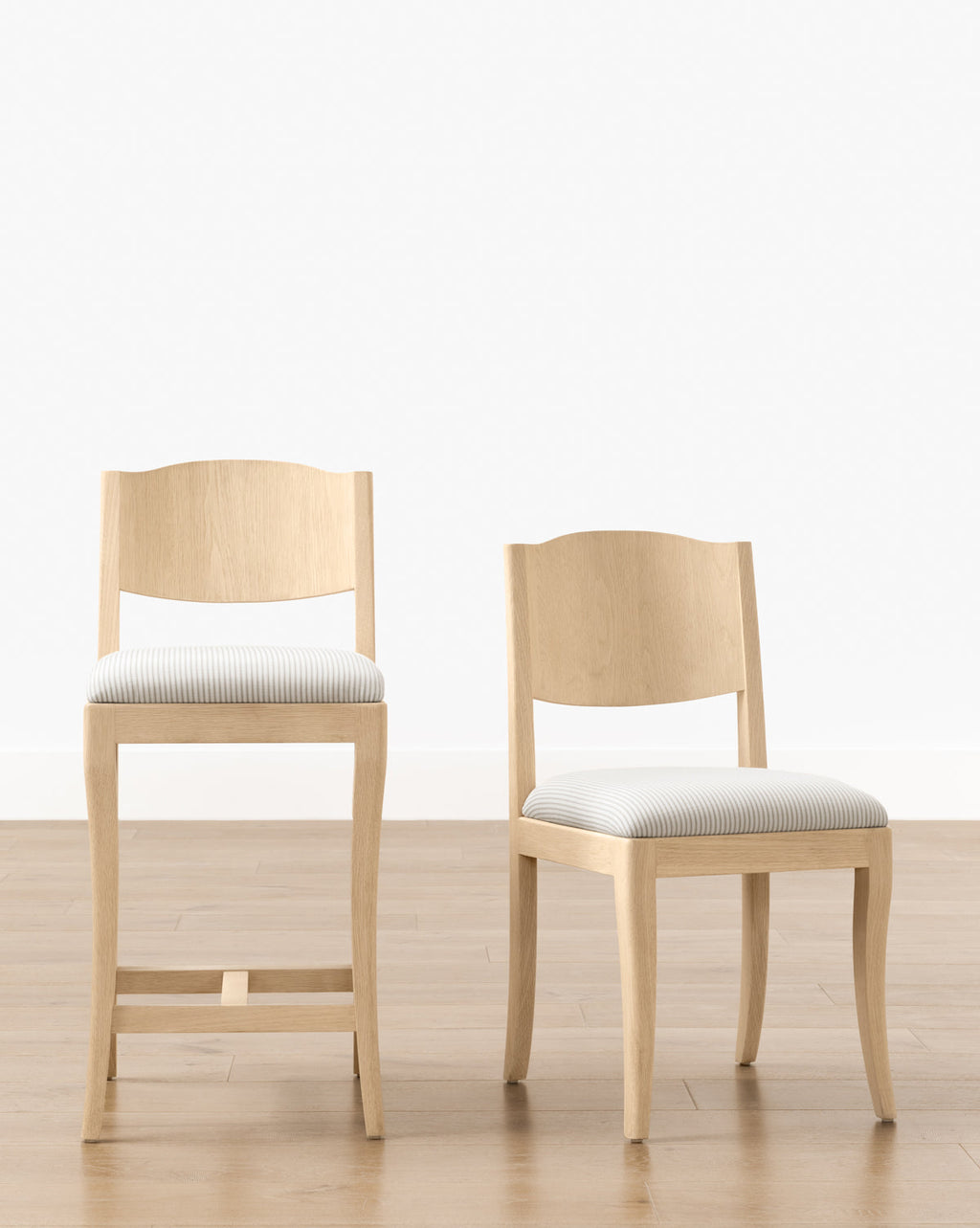 Tabouret de comptoir moderne en chêne blanc avec détails incurvés et revêtement performant pour salle à manger