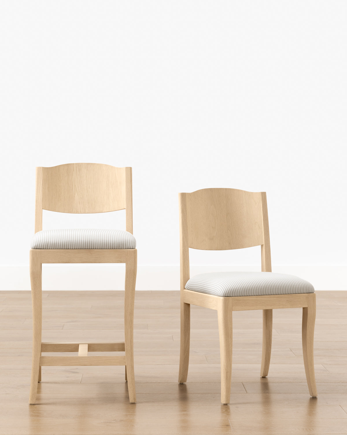 Tabouret de comptoir moderne en chêne blanc avec détails incurvés et revêtement performant pour salle à manger
