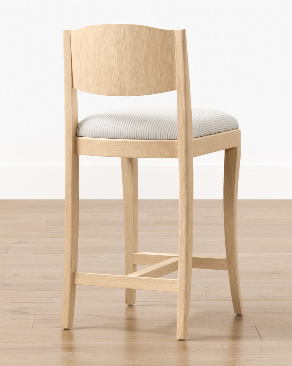 Tabouret de comptoir moderne en chêne blanc avec détails incurvés et revêtement performant pour salle à manger