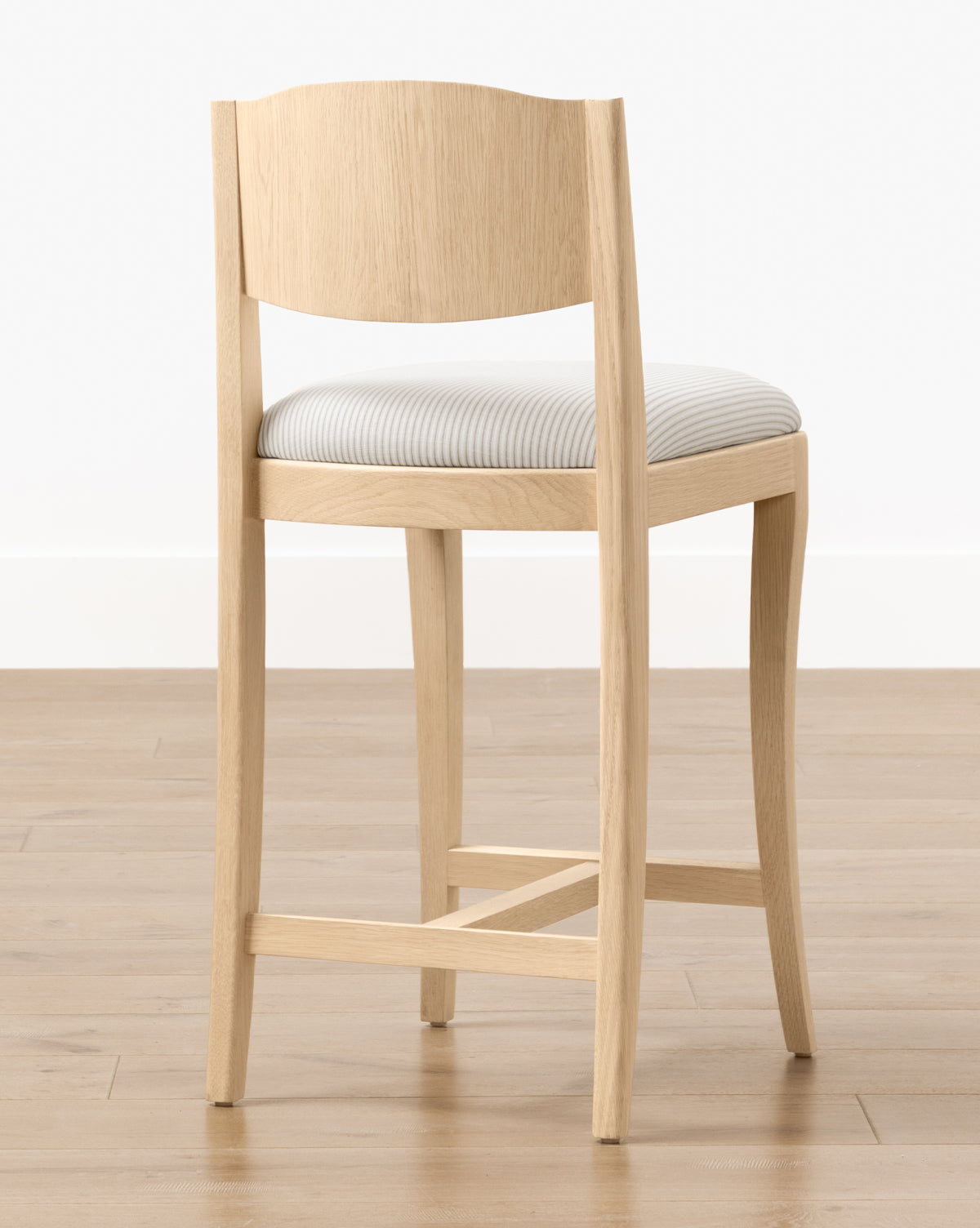 Tabouret de comptoir moderne en chêne blanc avec détails incurvés et revêtement performant pour salle à manger