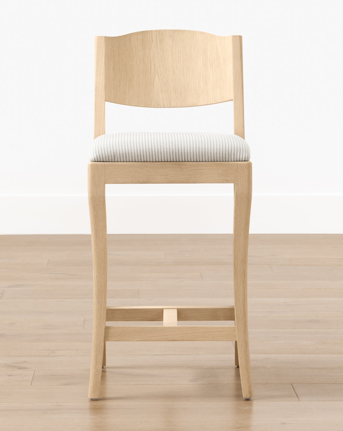 Tabouret de comptoir moderne en chêne blanc avec détails incurvés et revêtement performant pour salle à manger