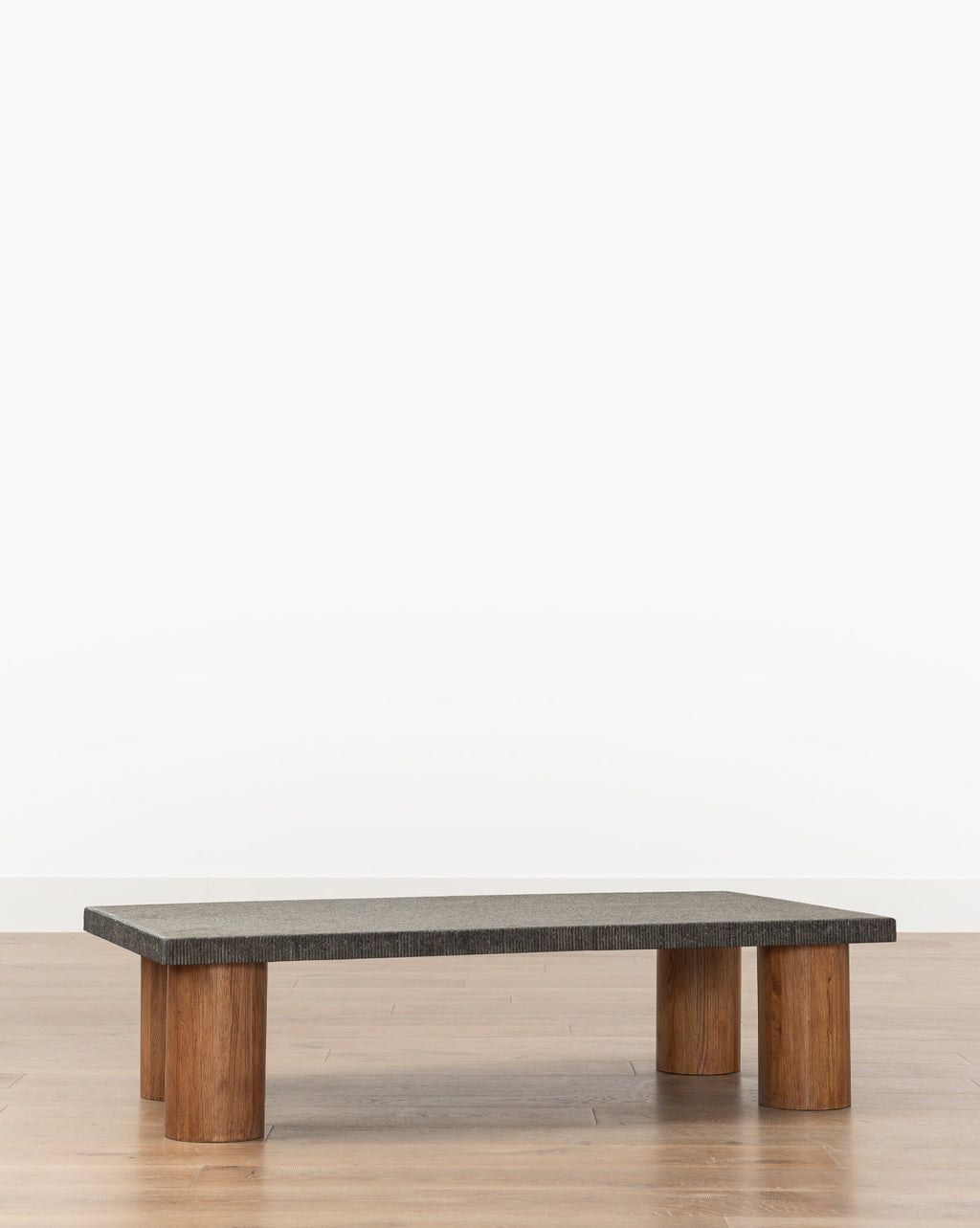 Table basse en granit et bois d'inspiration vintage avec texture organique pour salon