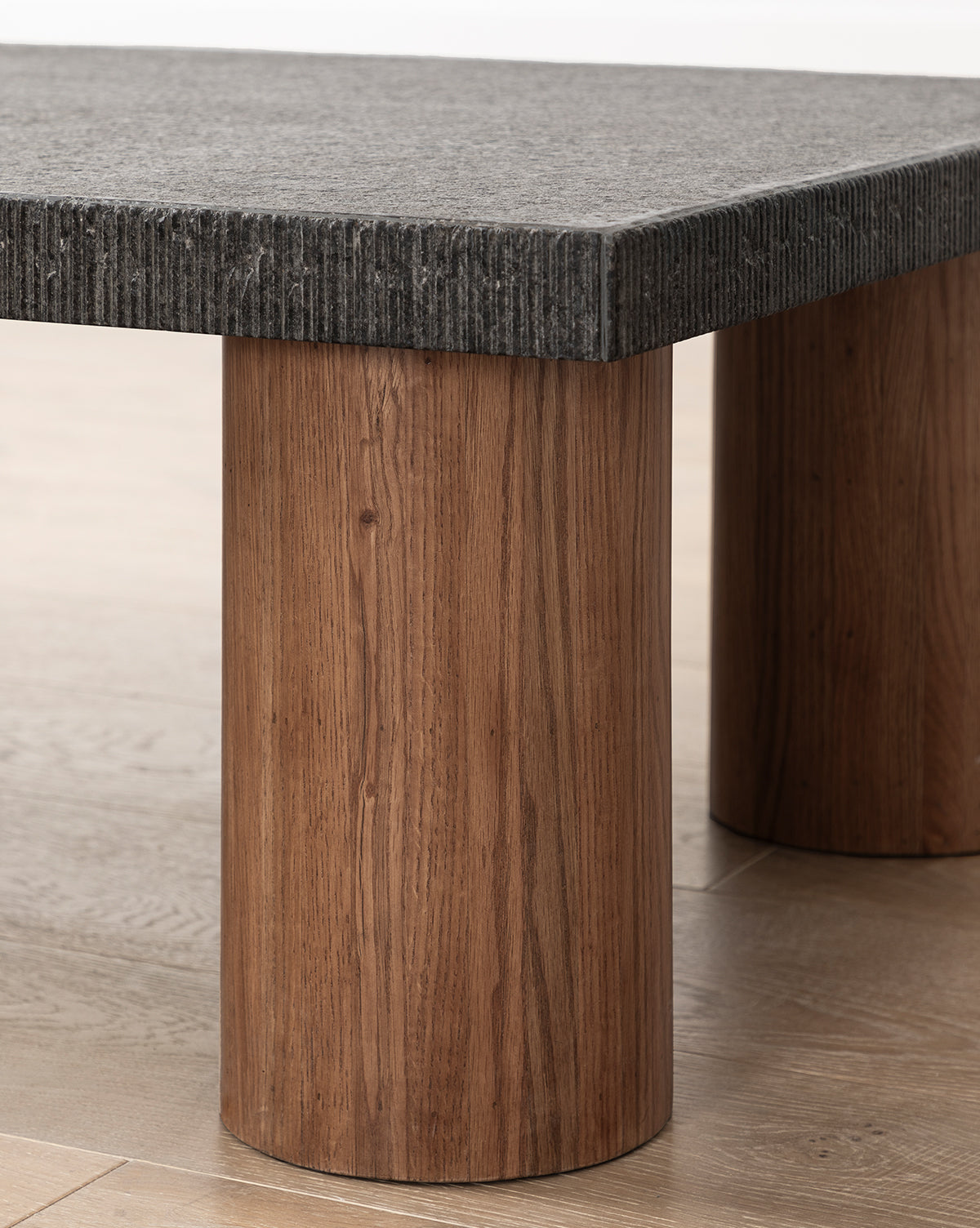 Table basse en granit et bois d'inspiration vintage avec texture organique pour salon