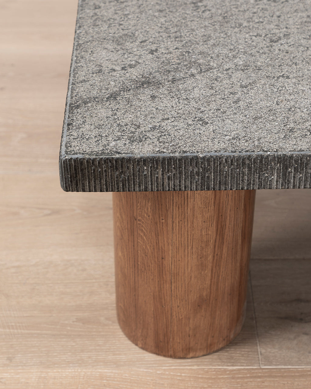 Table basse en granit et bois d'inspiration vintage avec texture organique pour salon
