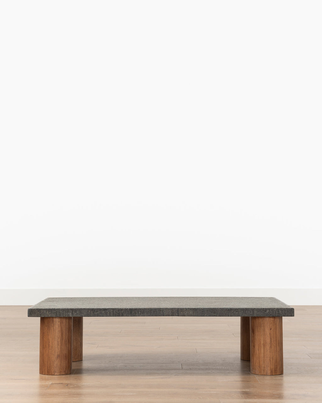 Table basse en granit et bois d'inspiration vintage avec texture organique pour salon