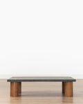 Table basse en granit et bois d'inspiration vintage avec texture organique pour salon