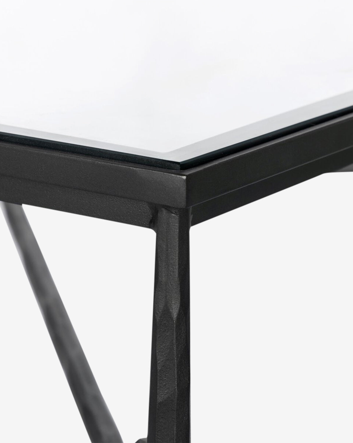 Table basse en verre trempé et en métal martelé moderne avec cadre fin pour le salon