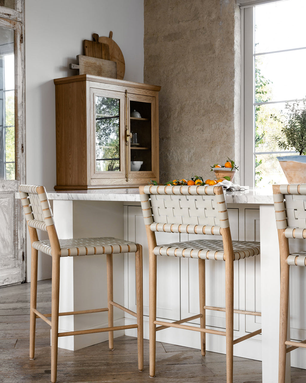 Tabouret de comptoir moderne en chêne blanc et cuir aniline avec détails tressés pour salle à manger