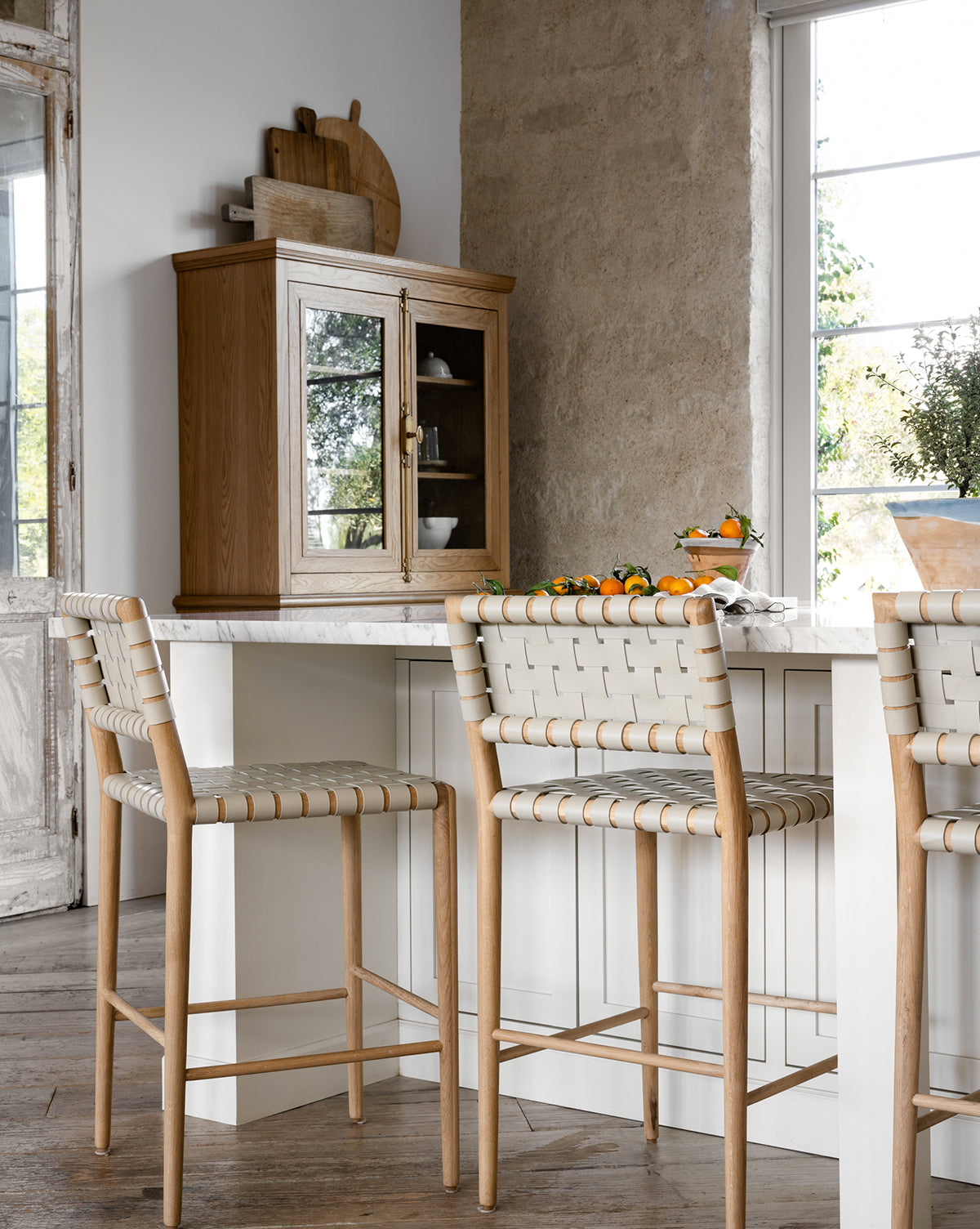 Tabouret de comptoir moderne en chêne blanc et cuir aniline avec détails tressés pour salle à manger