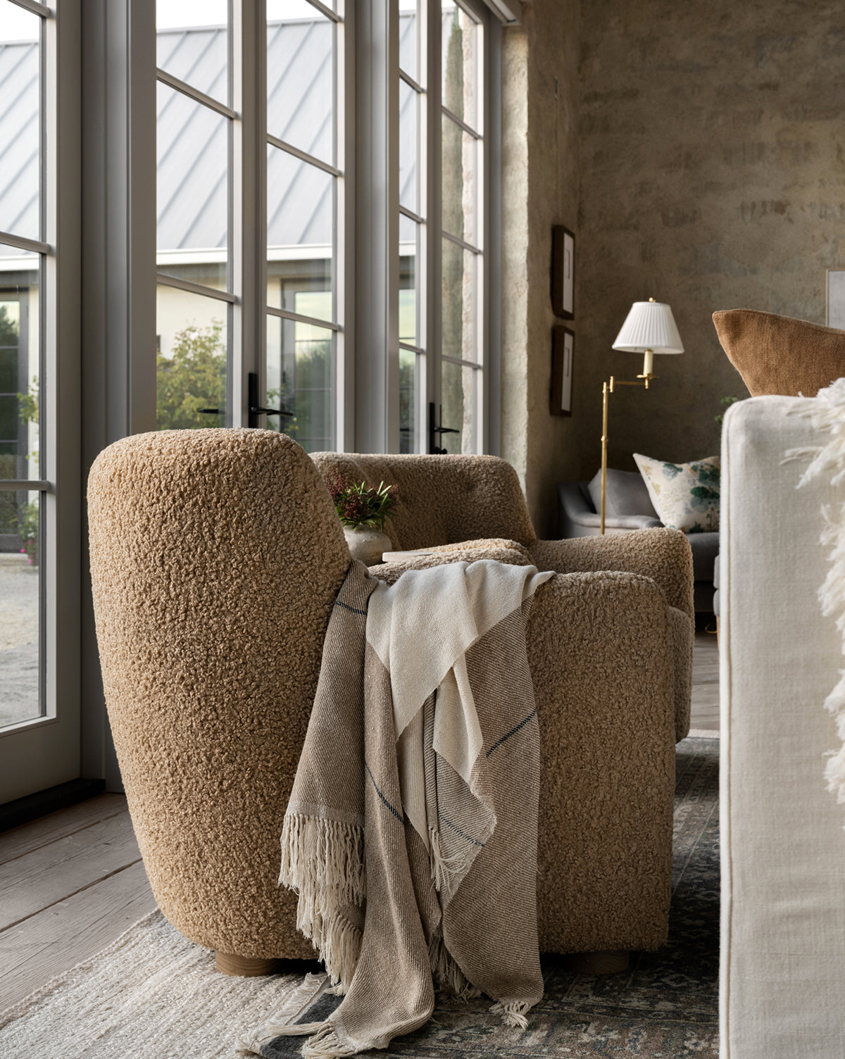 Fauteuil bas en peau de mouton contemporain avec structure en chêne blanc et capitonnage subtil pour le salon