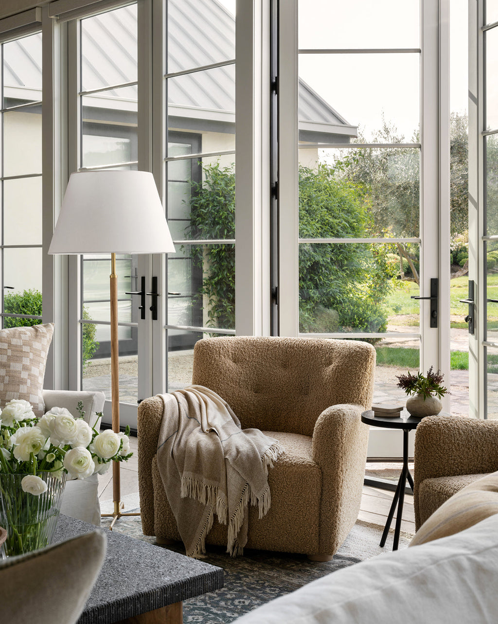 Fauteuil bas en peau de mouton contemporain avec structure en chêne blanc et capitonnage subtil pour le salon