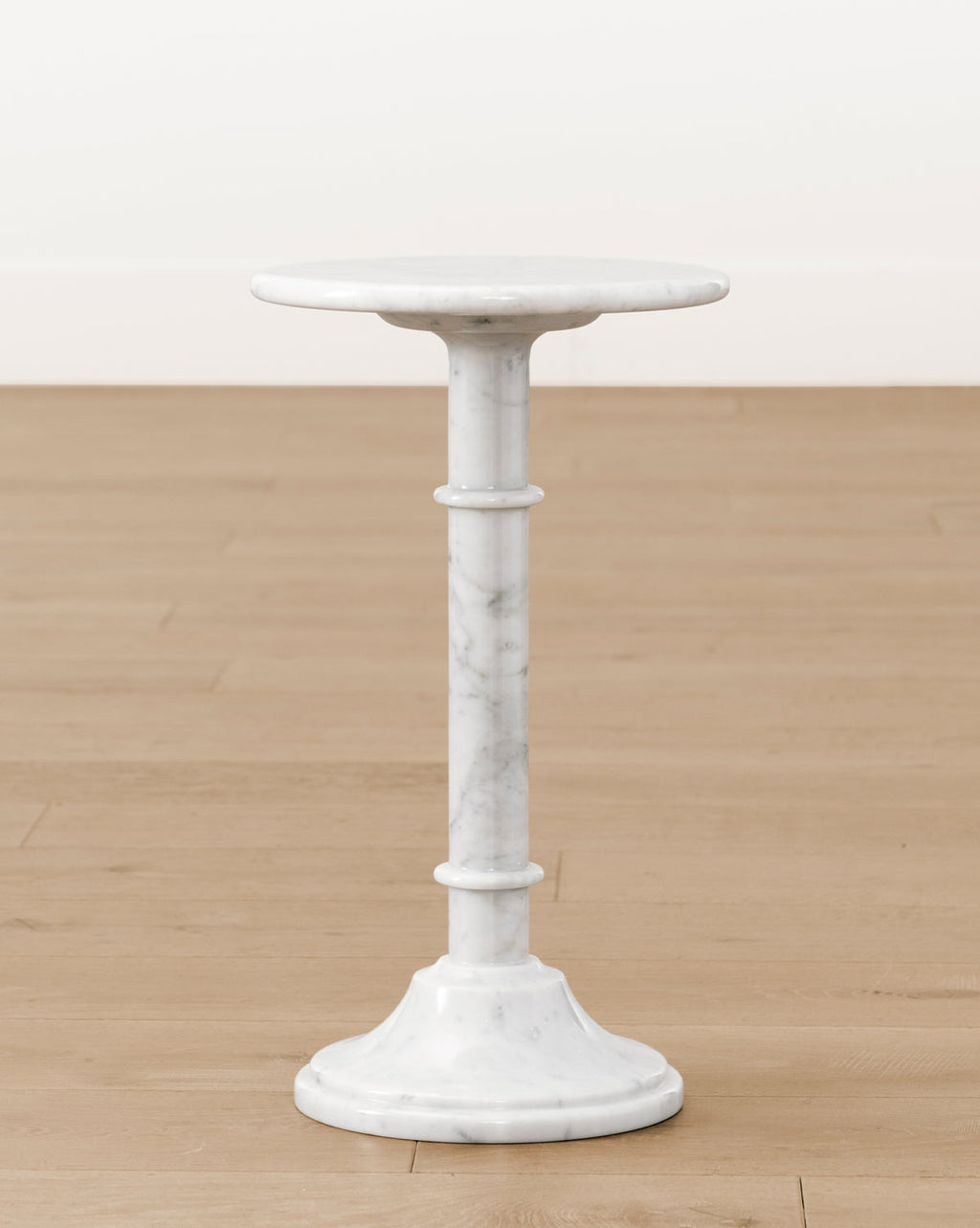 Table d'appoint classique en bois au design raffiné pour le salon