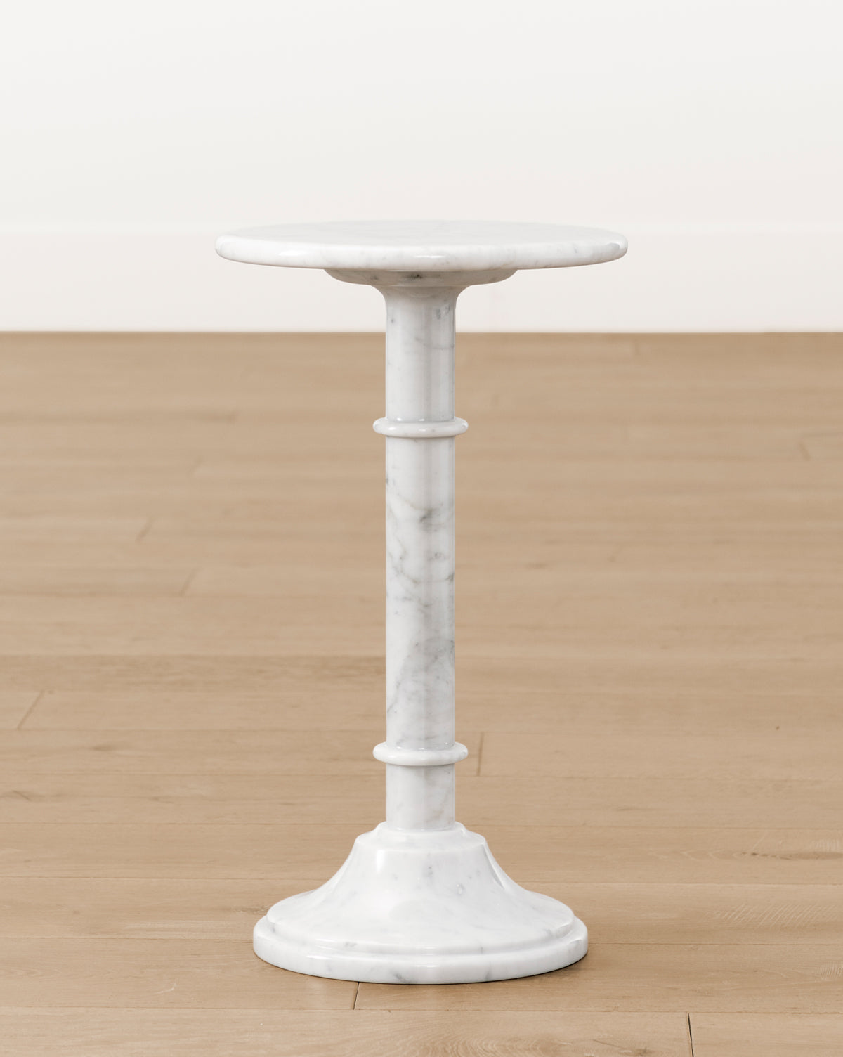 Table d'appoint classique en bois au design raffiné pour le salon