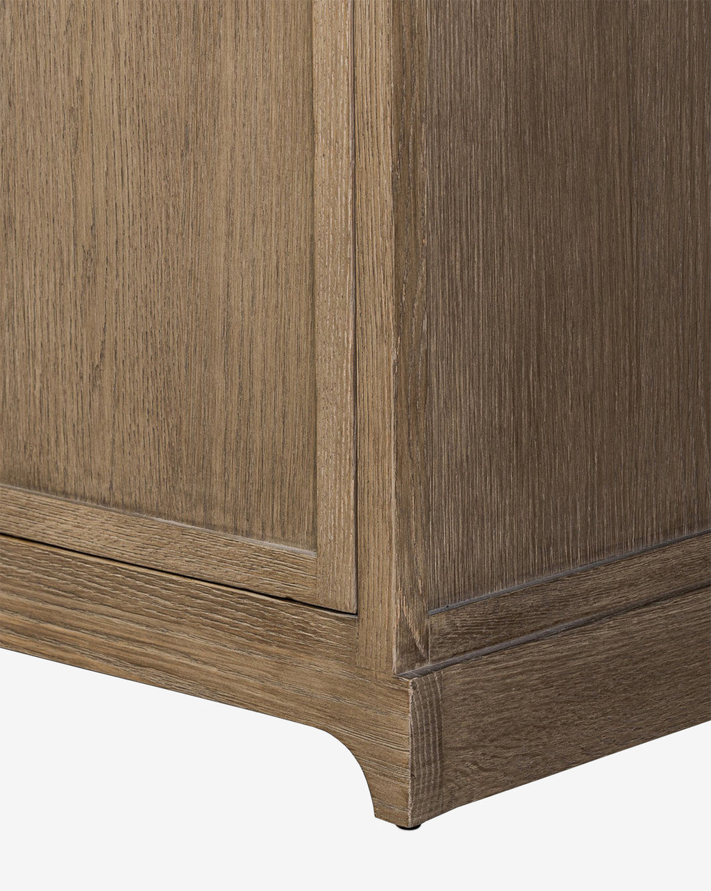 Buffet moderne en chêne aux lignes épurées et finition naturelle pour le salon