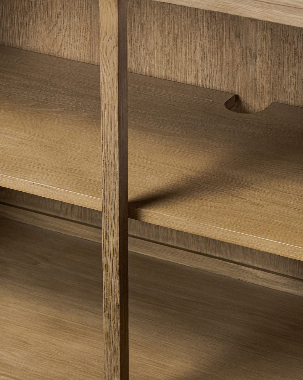 Buffet moderne en chêne aux lignes épurées et finition naturelle pour le salon
