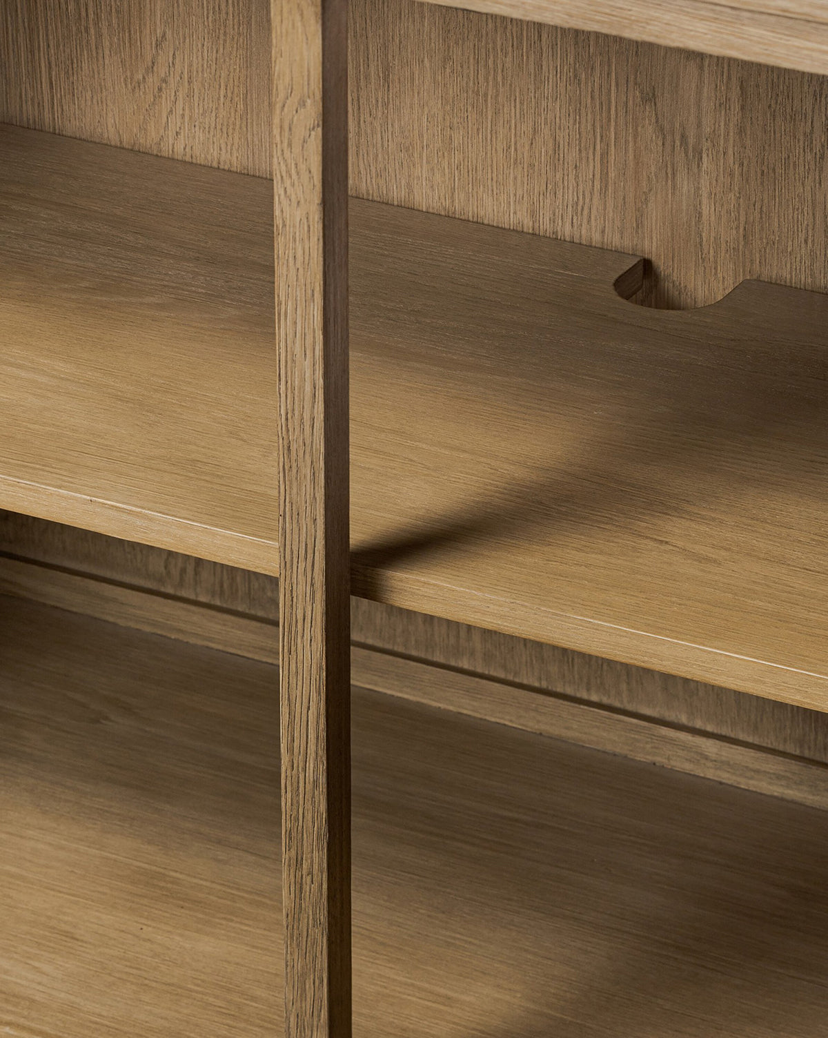 Buffet moderne en chêne aux lignes épurées et finition naturelle pour le salon