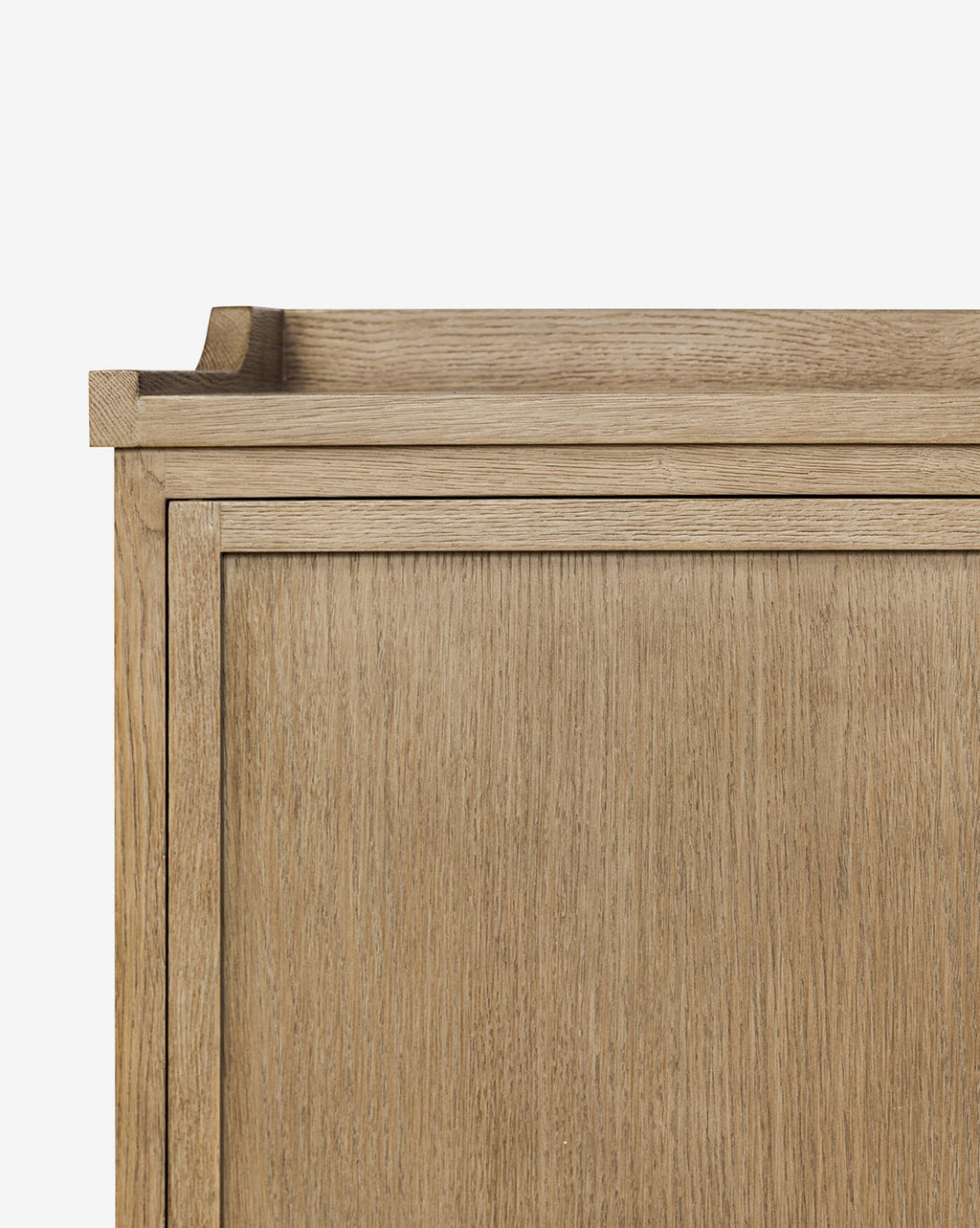 Buffet moderne en chêne aux lignes épurées et finition naturelle pour le salon