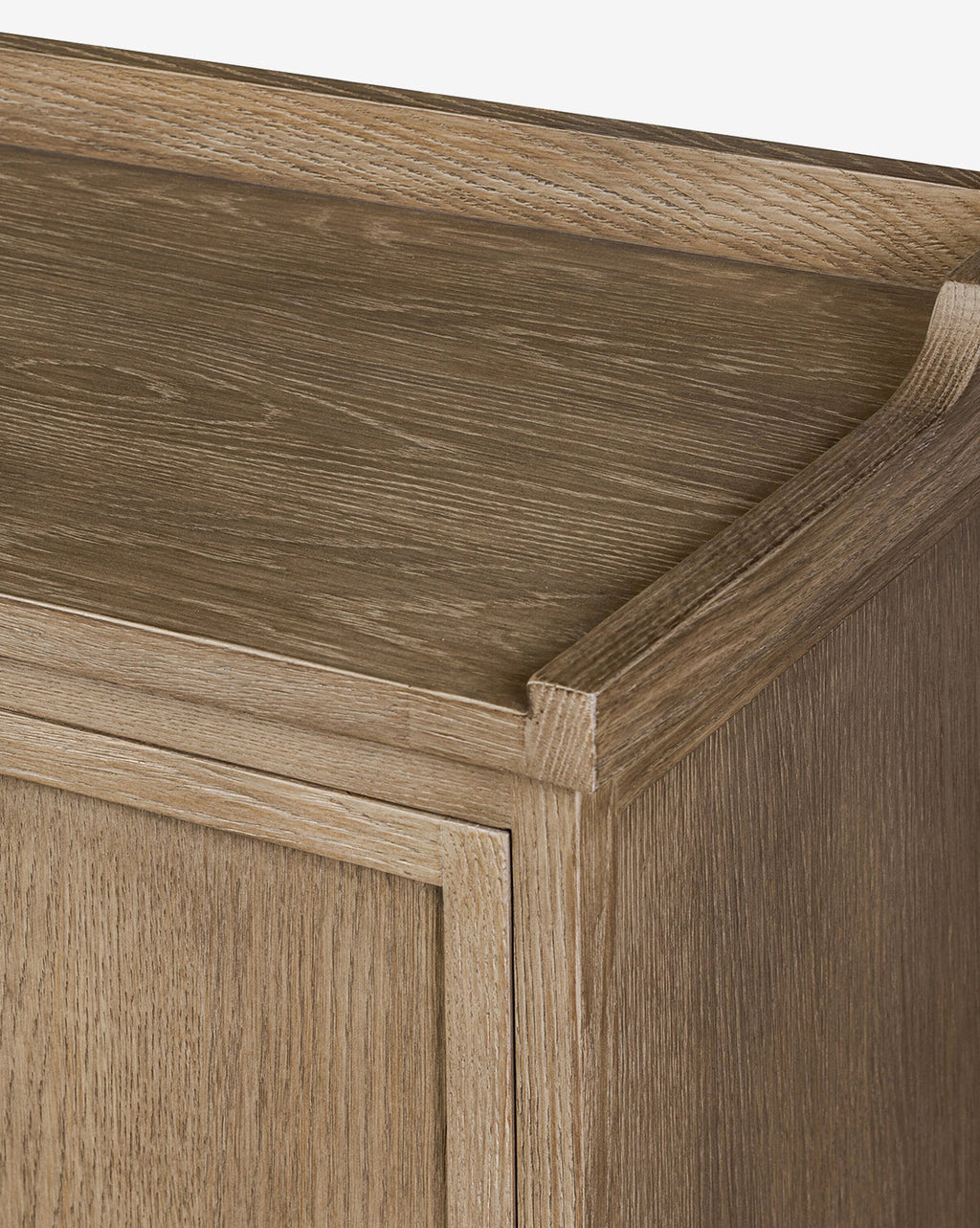 Buffet moderne en chêne aux lignes épurées et finition naturelle pour le salon