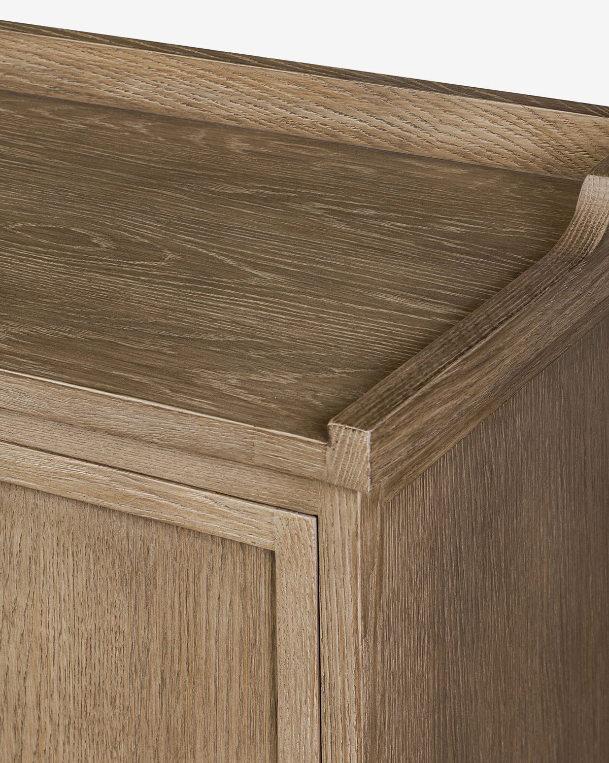 Buffet moderne en chêne aux lignes épurées et finition naturelle pour le salon