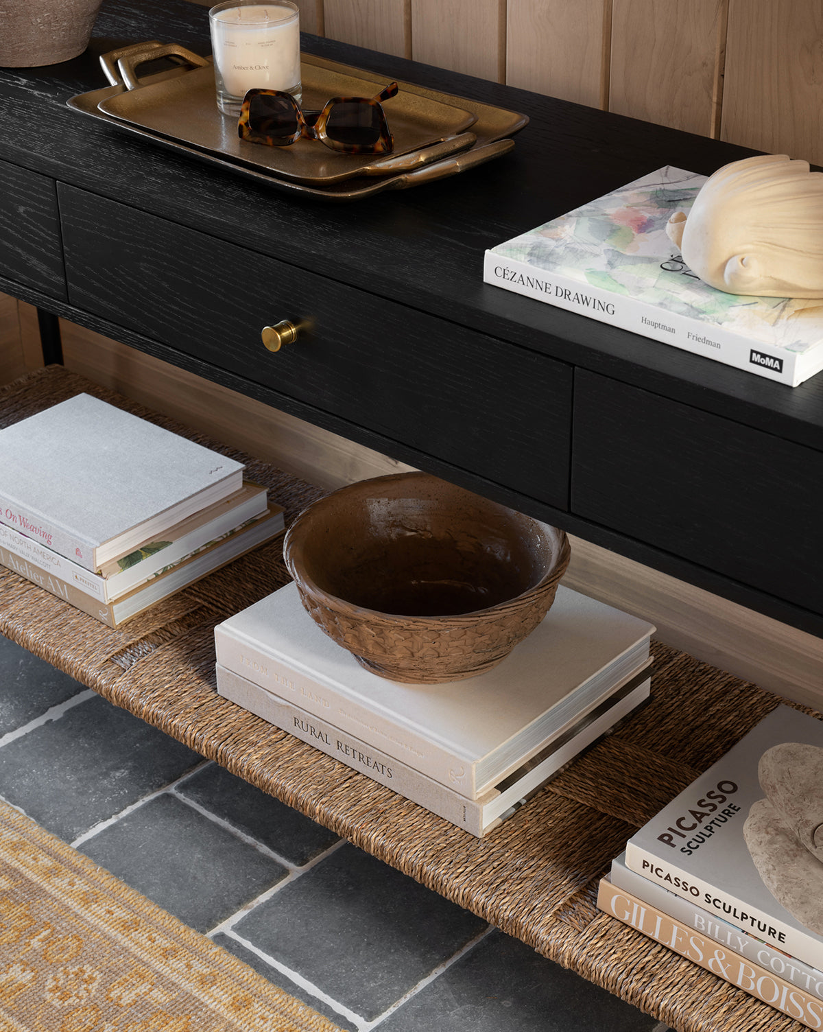 Console en bois moderne aux lignes épurées et au design polyvalent pour le salon