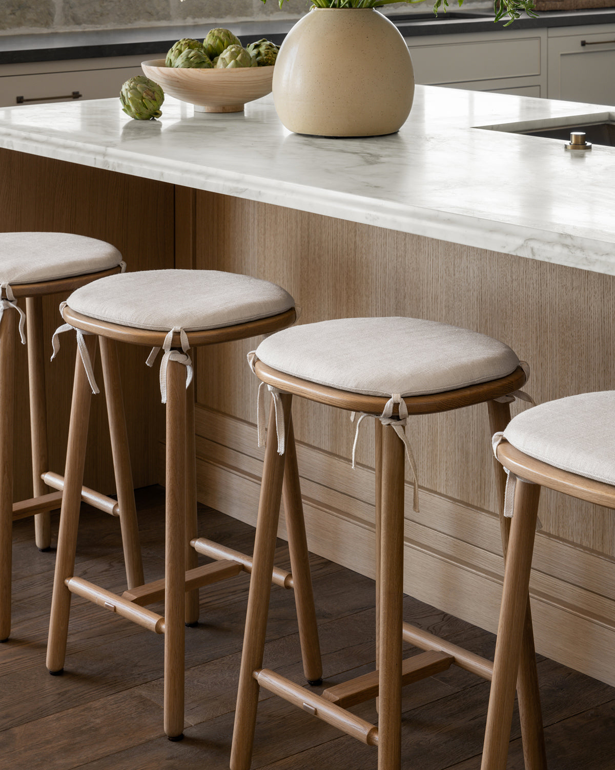 Tabouret de comptoir minimaliste en chêne massif blanc avec coussin neutre pour salle à manger