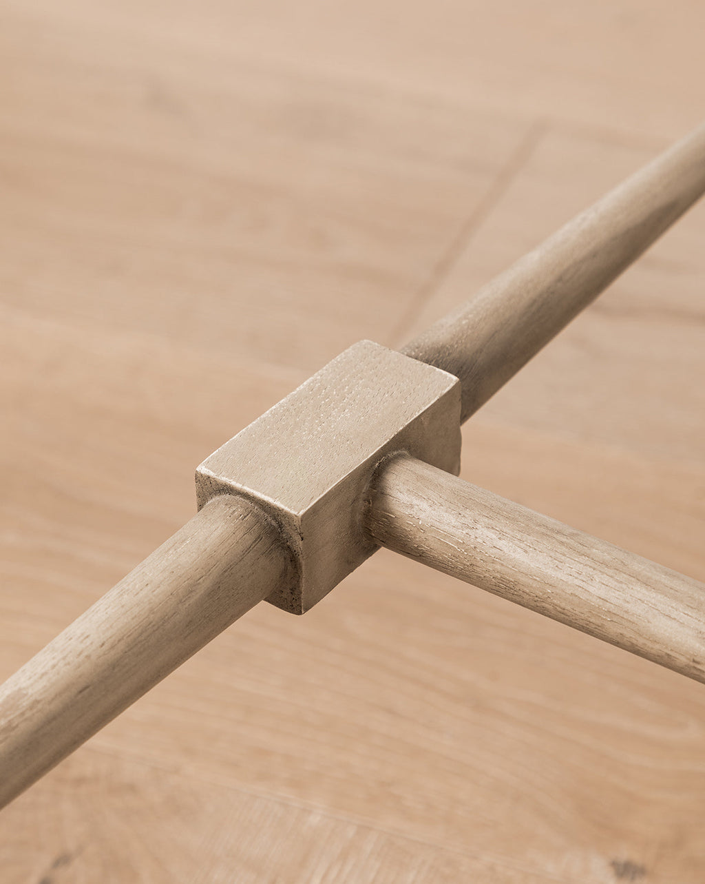 Table d'appoint moderne en bois avec forme architecturale pour le salon