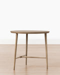 Table d'appoint moderne en bois avec forme architecturale pour le salon