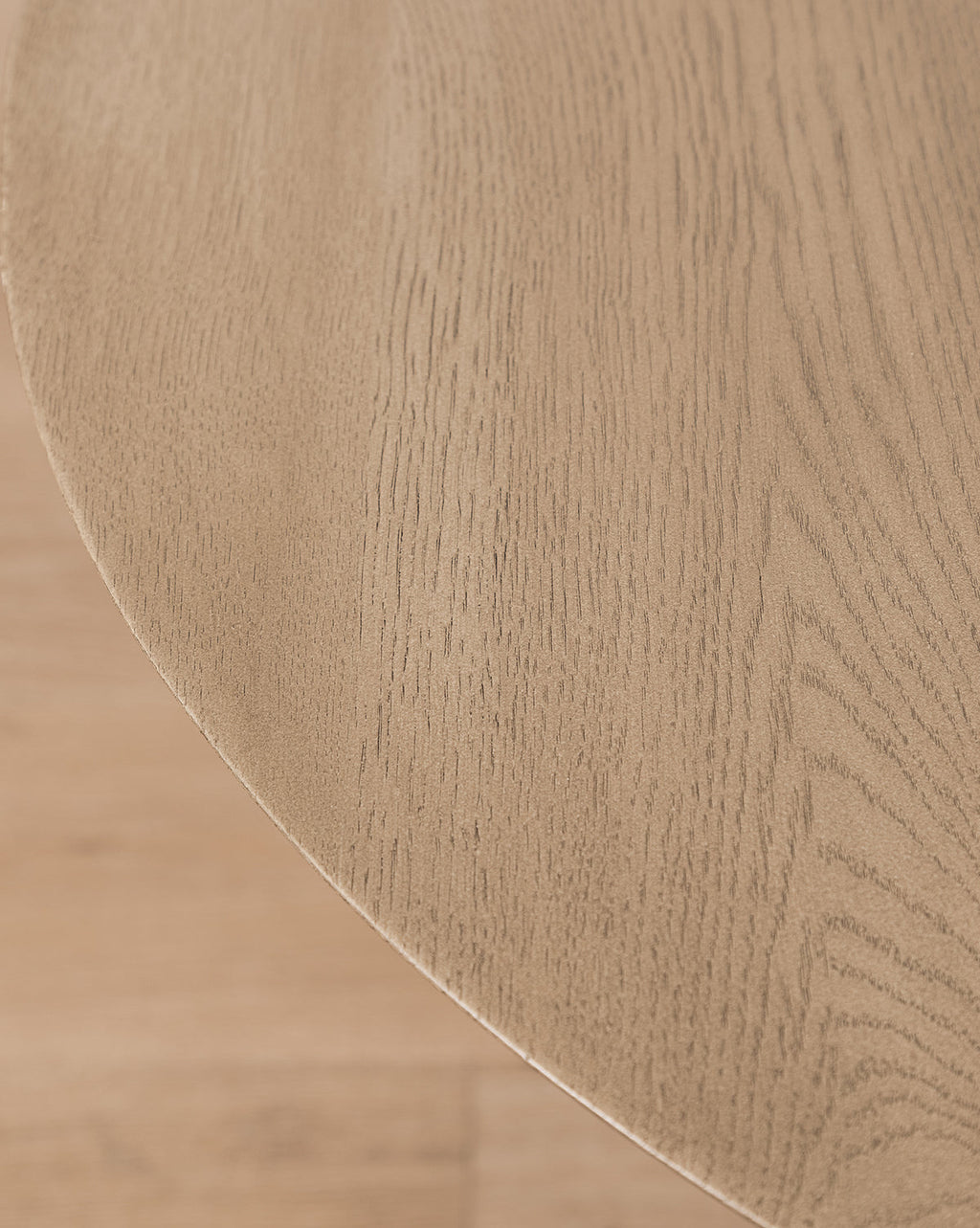 Table d'appoint moderne en bois avec forme architecturale pour le salon